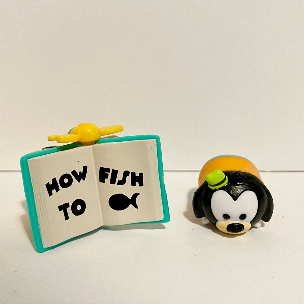 Disney Tsum Tsum Goofy Mickey Mouse Friends Figure + Accessory 4/$20 🛑